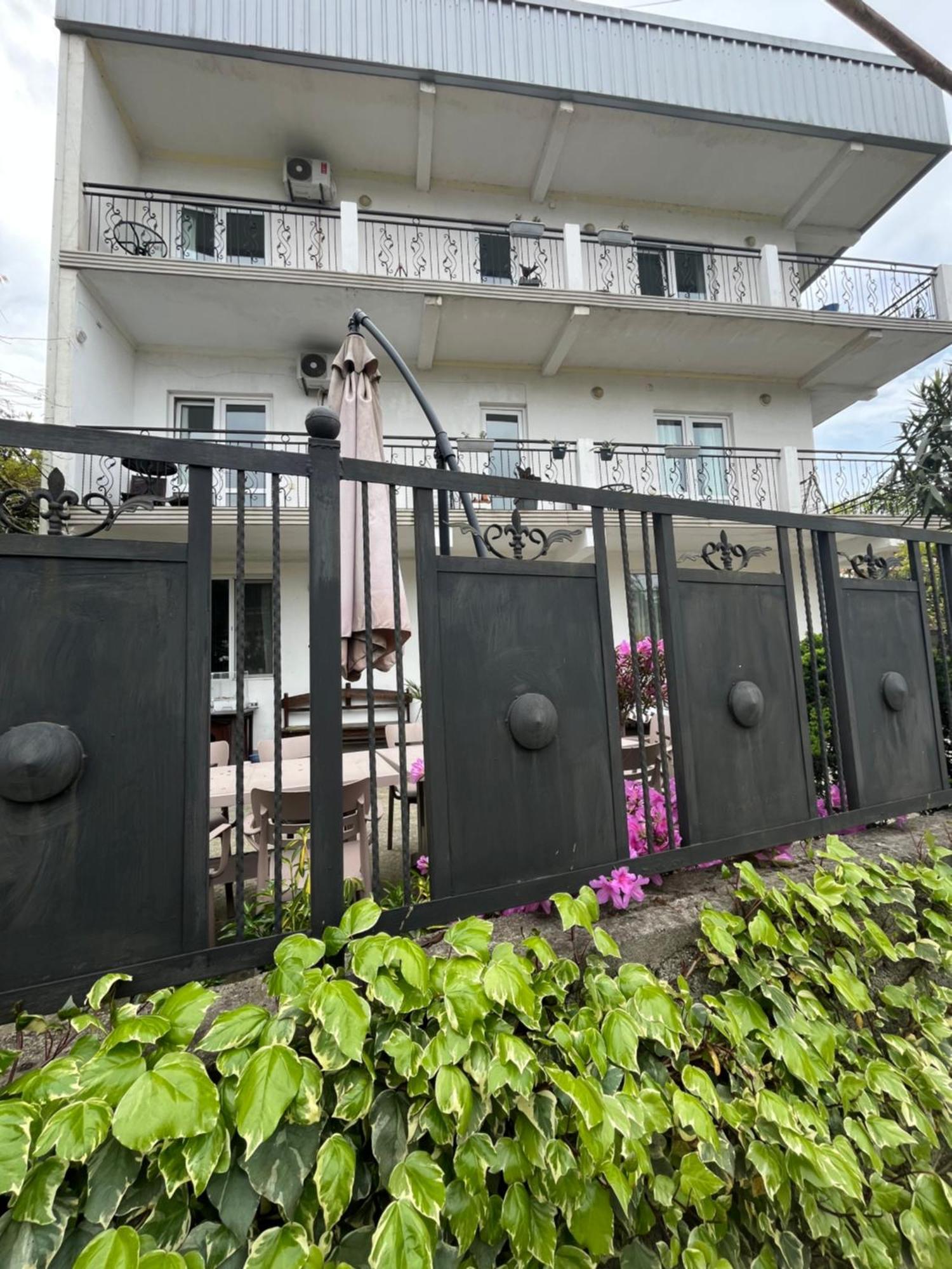 Guest House Junona Makhinjauri Buitenkant foto